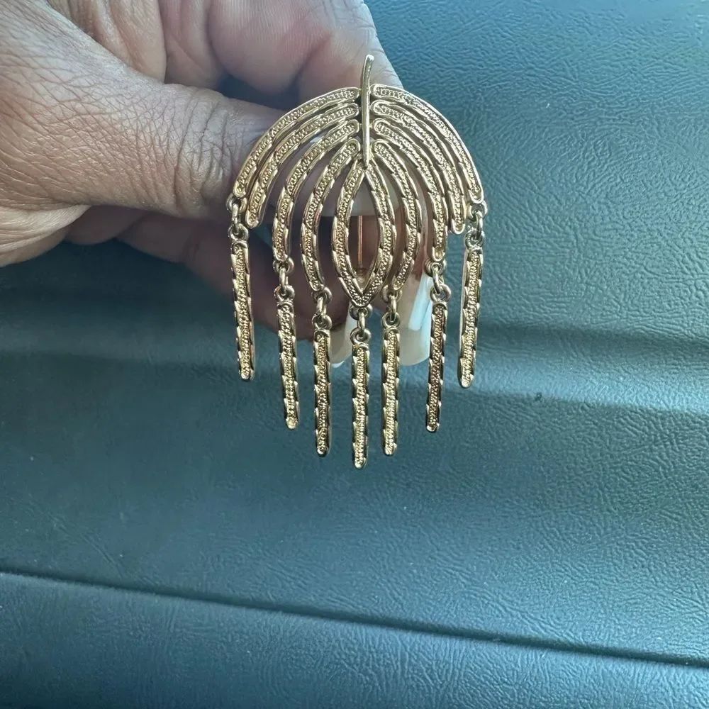 Vintage SARAH COVENTRY...Gold Tone Seven(7) Dangles Brooch